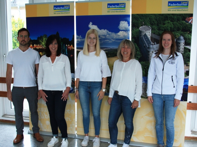 Het team van Touristikzentrale Paderborner Land verstrekt u graag over fietsvakantie
in Paderborner Land: v.l.n.r. Daniel Teppe, Anja Veith, Anny Wöhning, Sabine Stratmann, Nicole Pinke
