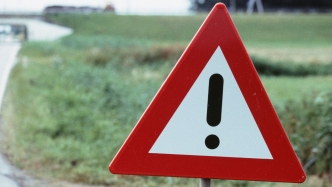 Hinweisschild: Achtung