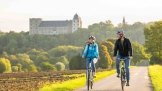 Radfahrer vor der imposanten Wewelsburg ©Teutoburger Wald Tourismus, D. Ketz